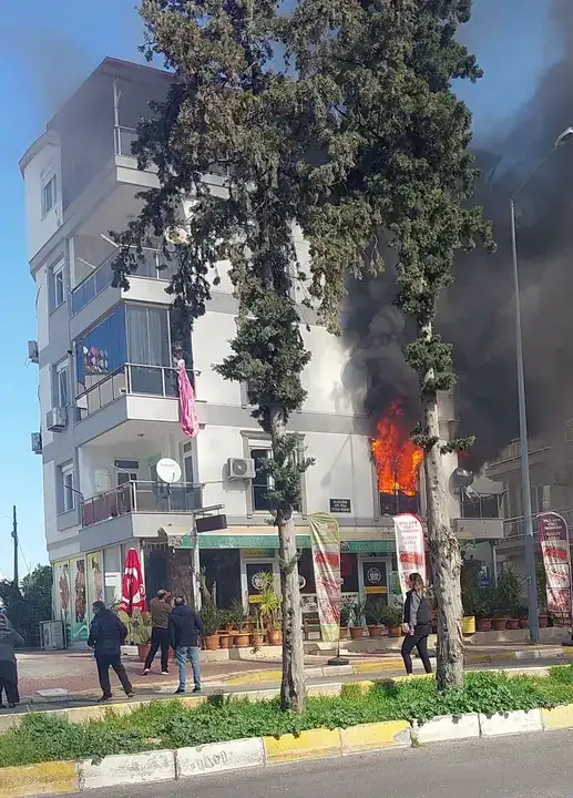 Apartmanda 6 Kişi Mahsur Kaldı: "Çatıya Ulaşsaydı Kurtuluş Yoktu" 16